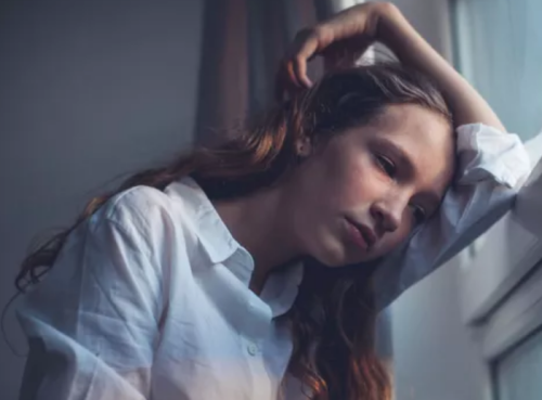 <p>Quand la crise d’adolescence cache le risque de Psychose: ces 10 signes qui doivent vous alerter</p>